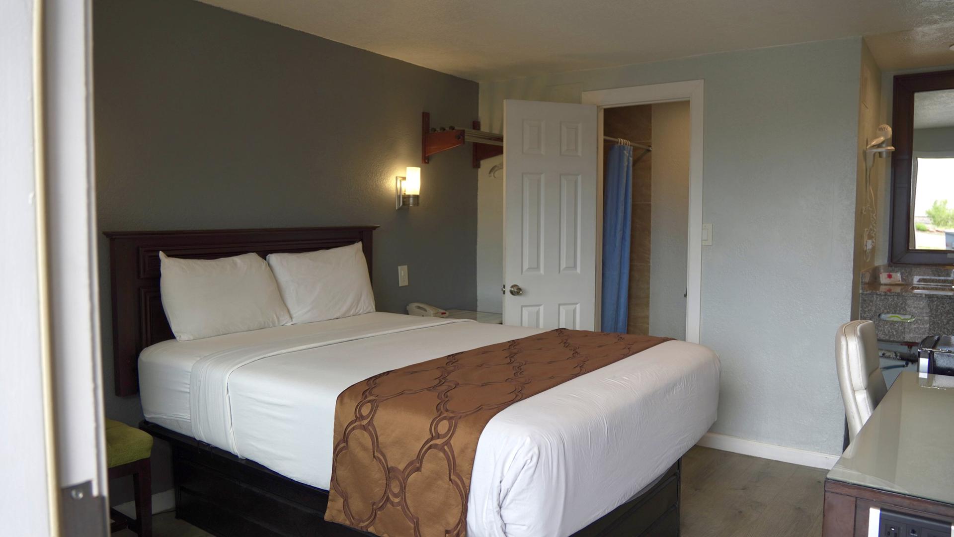 Deluxe Queen Room interior